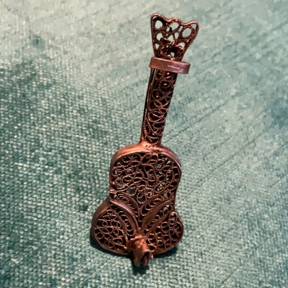 Intricate silver guitar broach pin - vintage - Picture 4 of 8